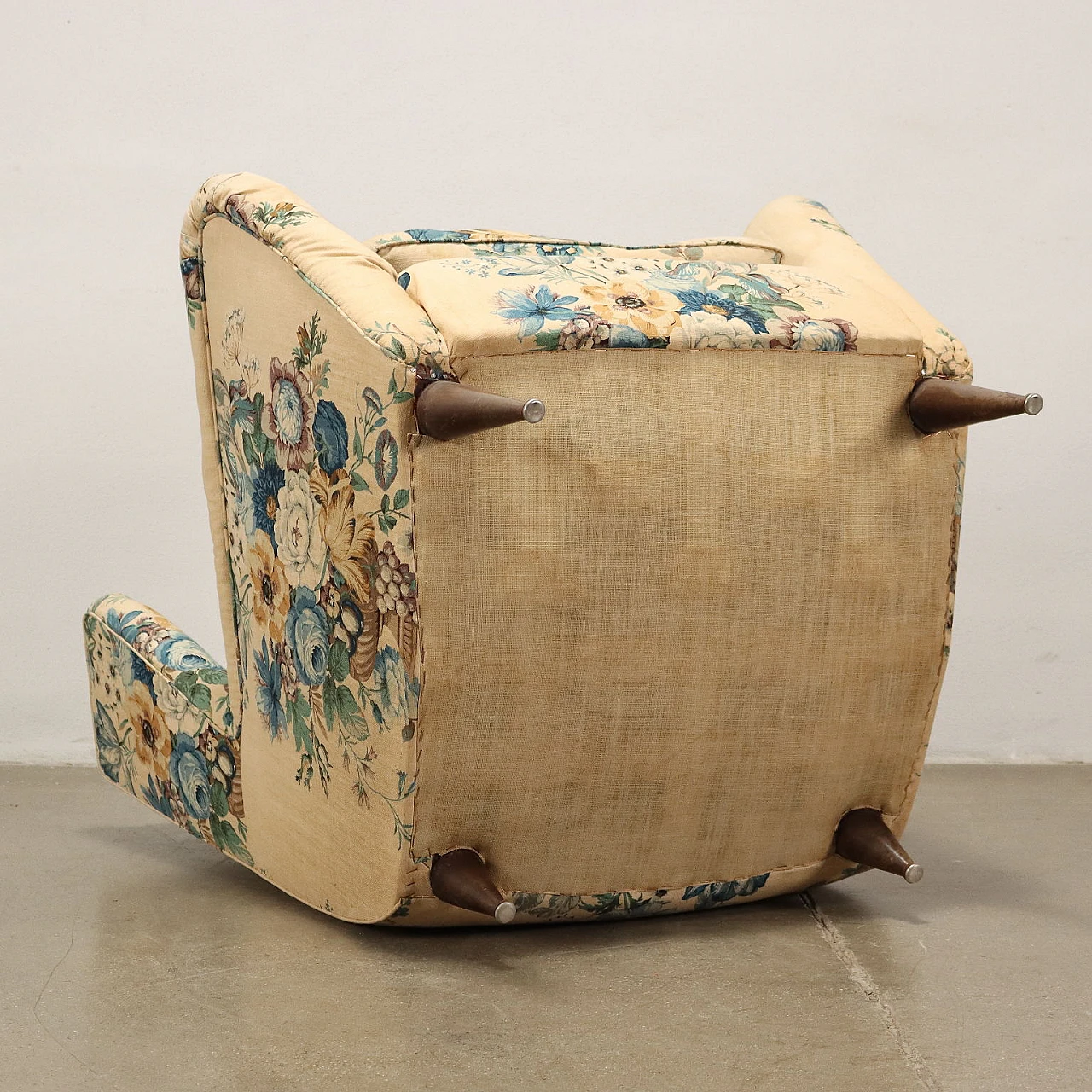 Poltrona Bergère in tessuto a fiori con gambe in legno tinto, anni '50 9
