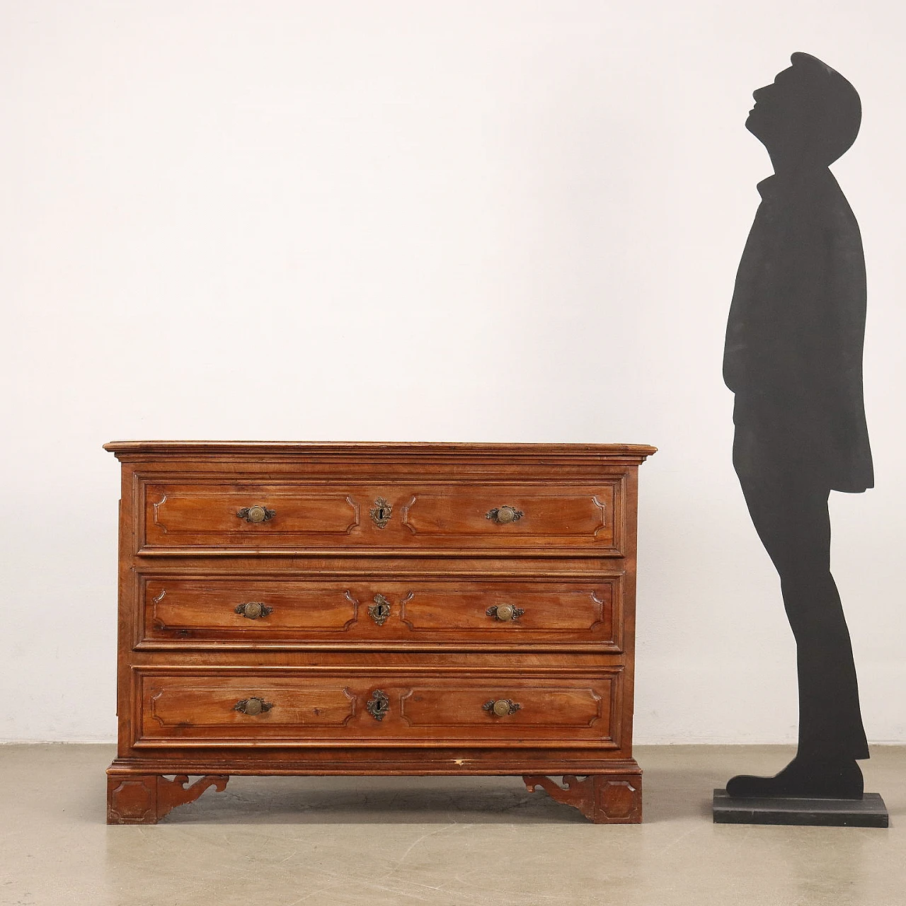 Walnut dresser with 3 drawers and carved shelf feet, 18th century 2