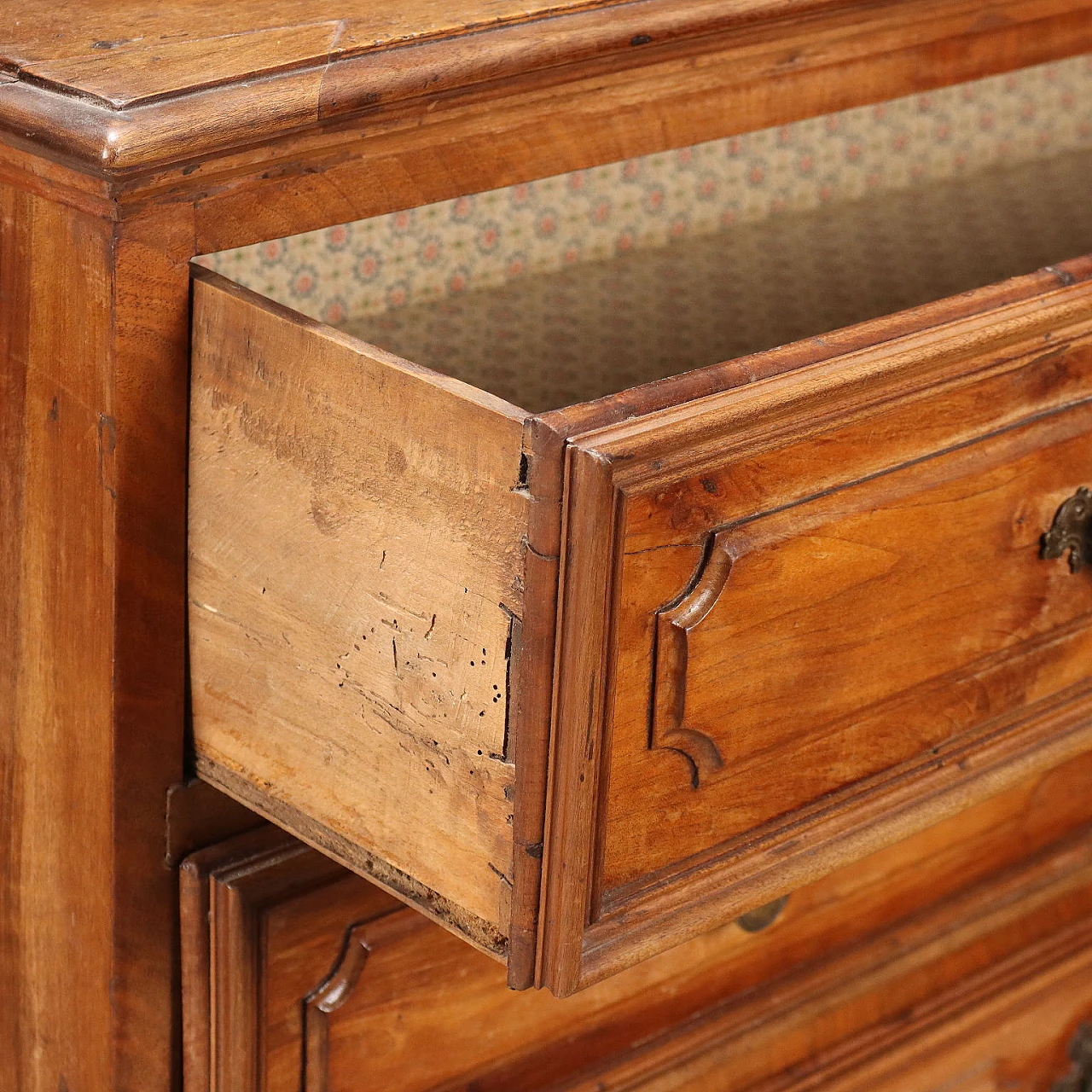 Walnut dresser with 3 drawers and carved shelf feet, 18th century 4