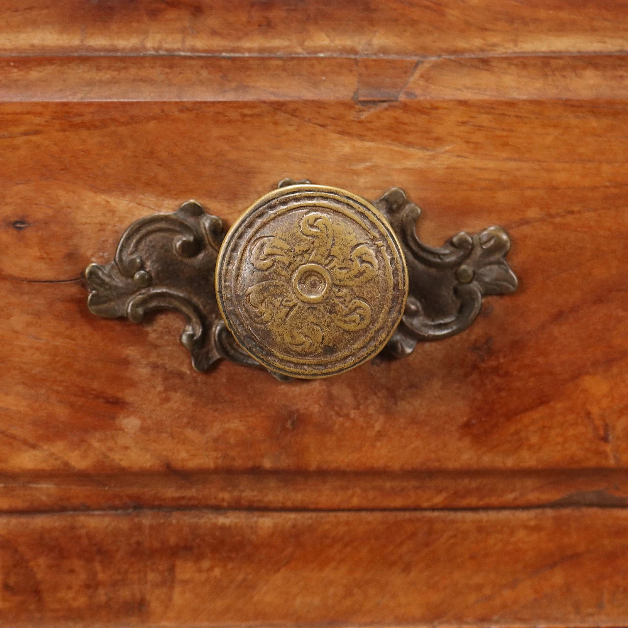 Walnut dresser with 3 drawers and carved shelf feet, 18th century 5