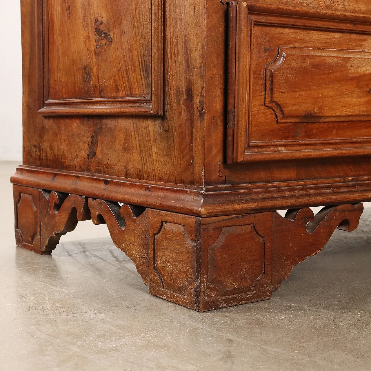 Walnut dresser with 3 drawers and carved shelf feet, 18th century 8
