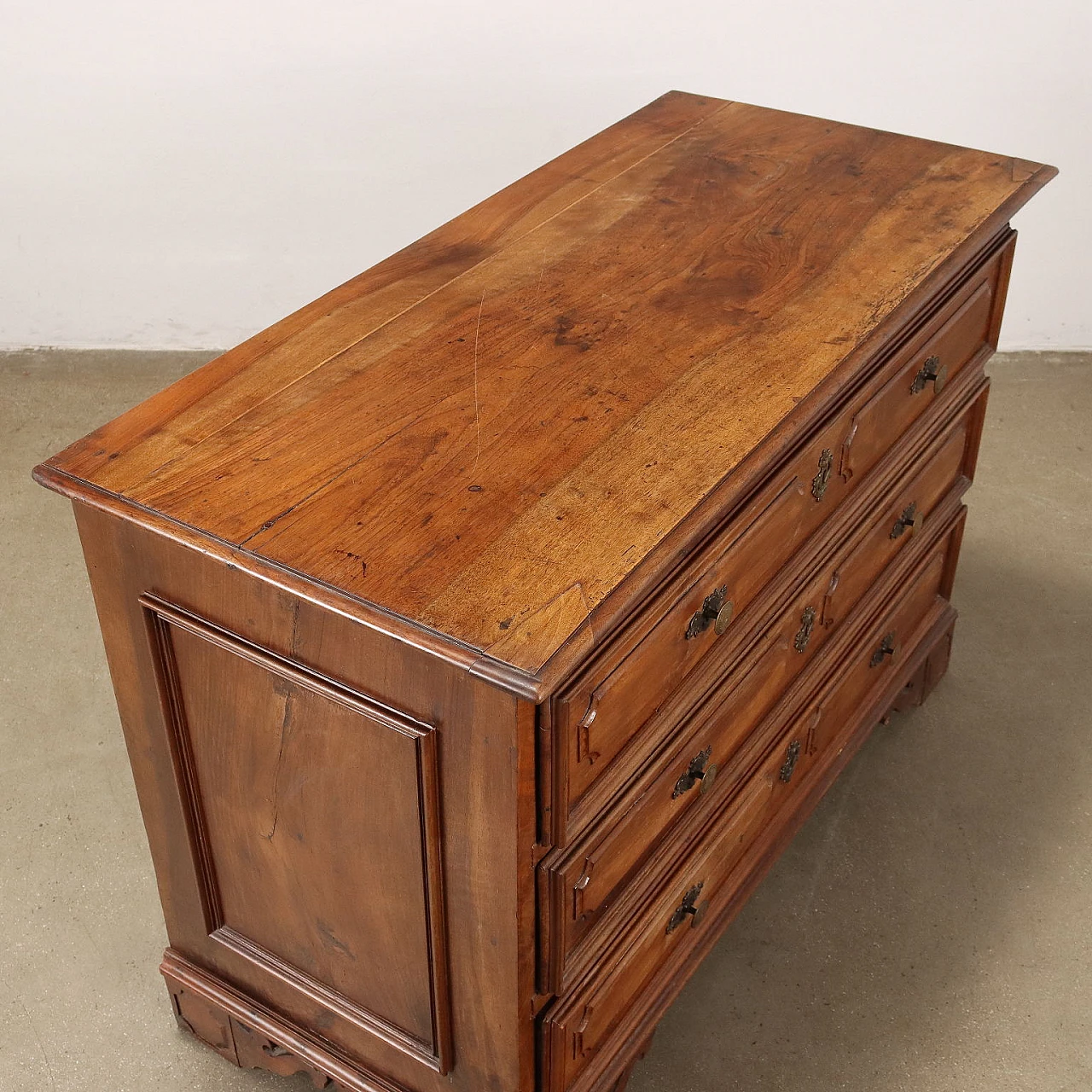 Walnut dresser with 3 drawers and carved shelf feet, 18th century 9