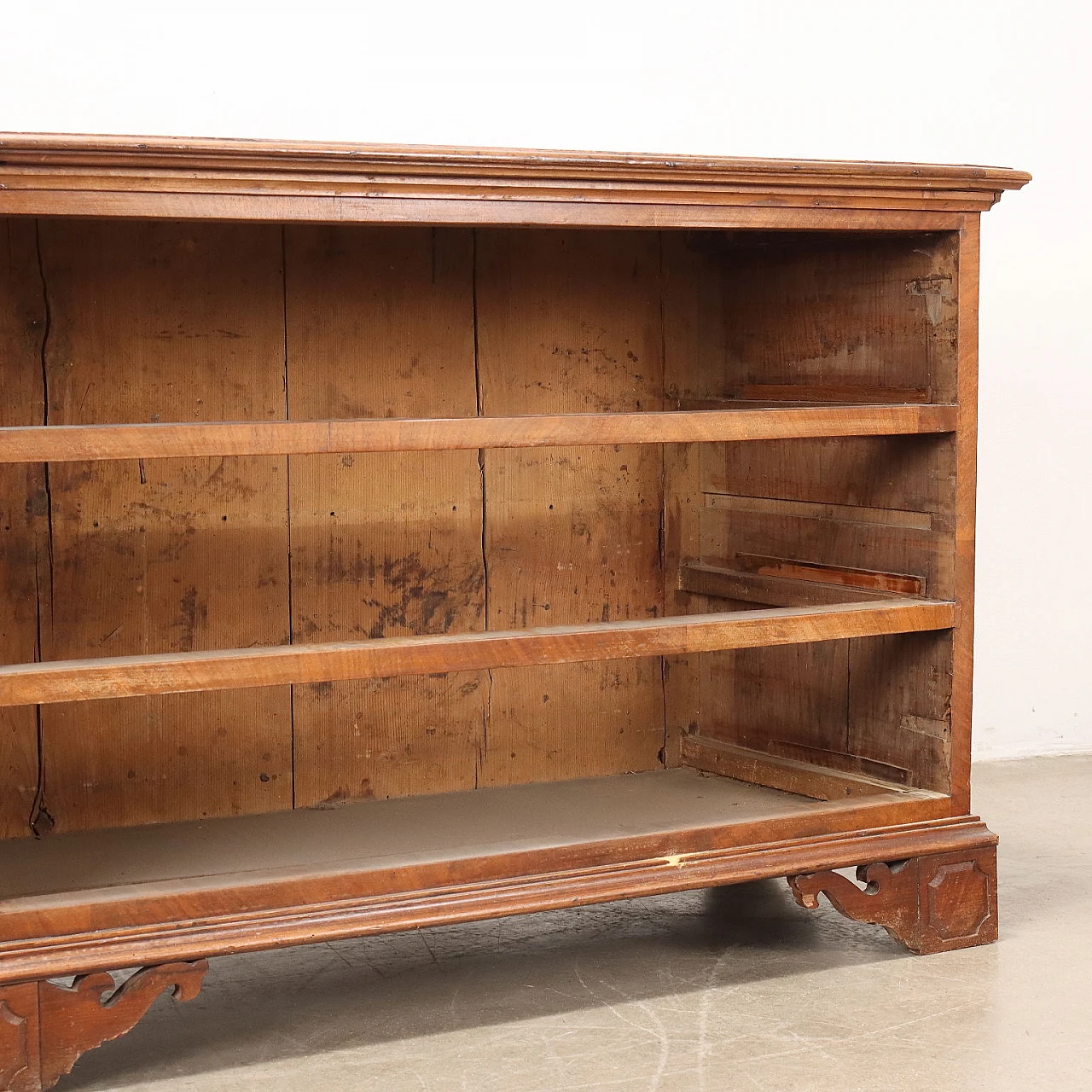 Walnut dresser with 3 drawers and carved shelf feet, 18th century 10