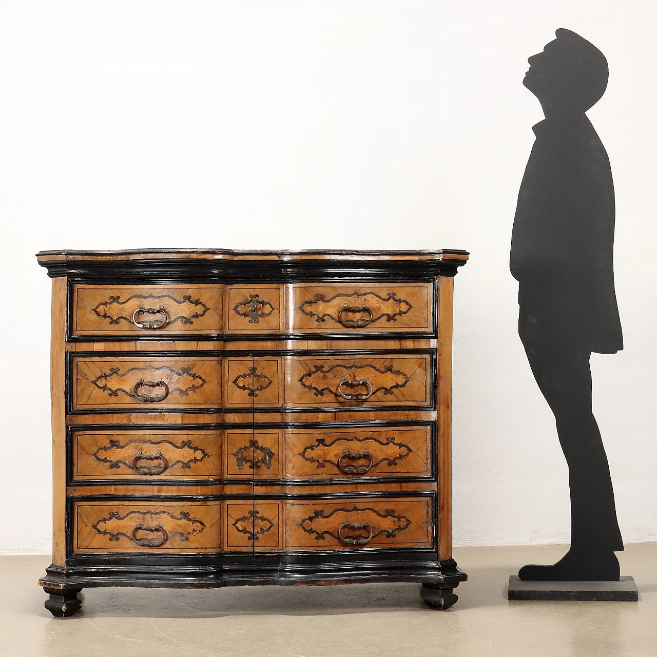 Walnut dresser with chestunut filetting and elm briar, 17th century |  intOndo
