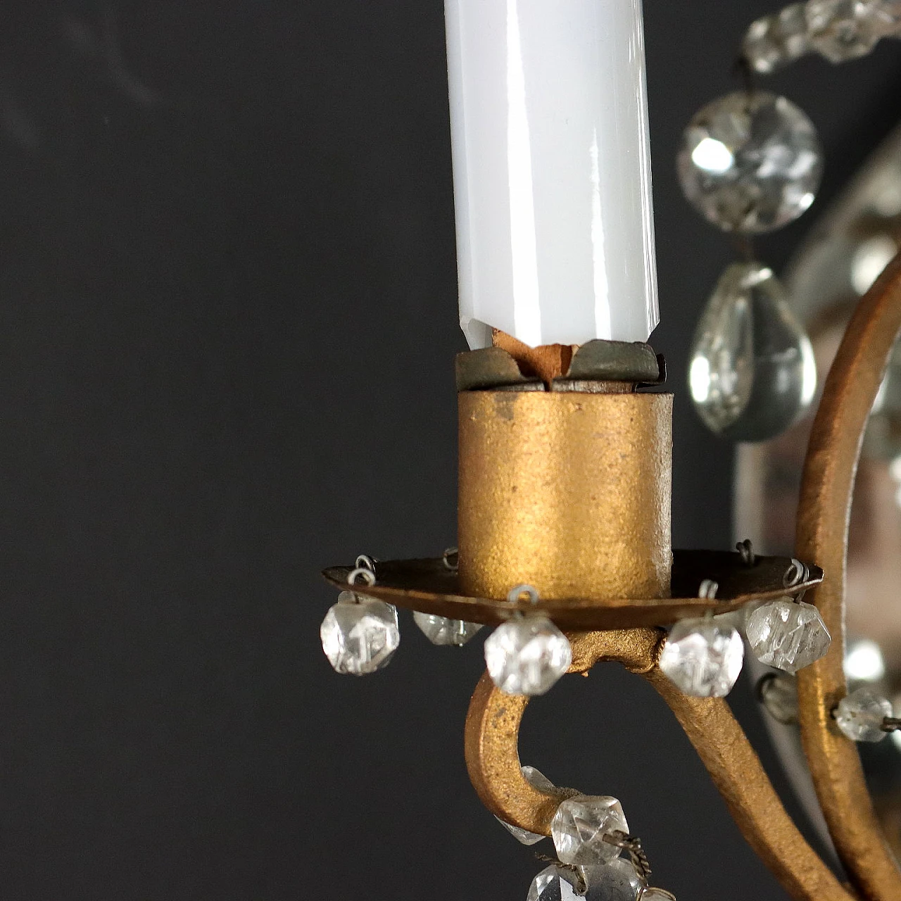 Coppia di applique in ferro battuto dorato, cristallo e specchio 4