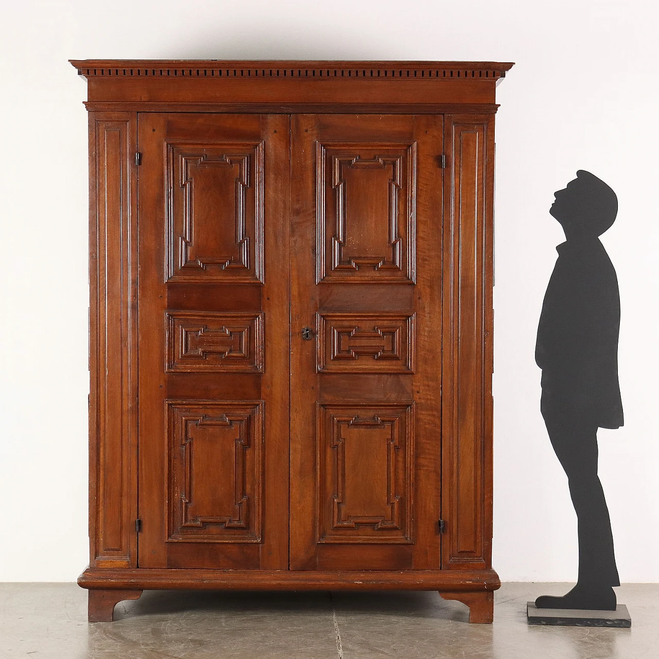 Lombard Baroque wardrobe in walnut, early 18th century 2