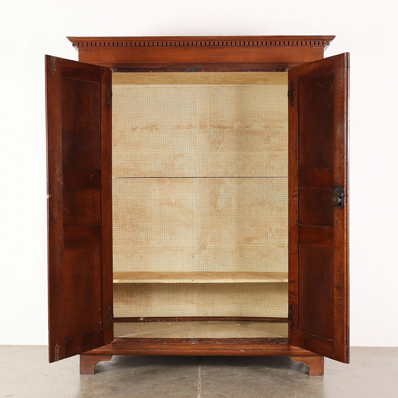 Lombard Baroque wardrobe in walnut, early 18th century 3