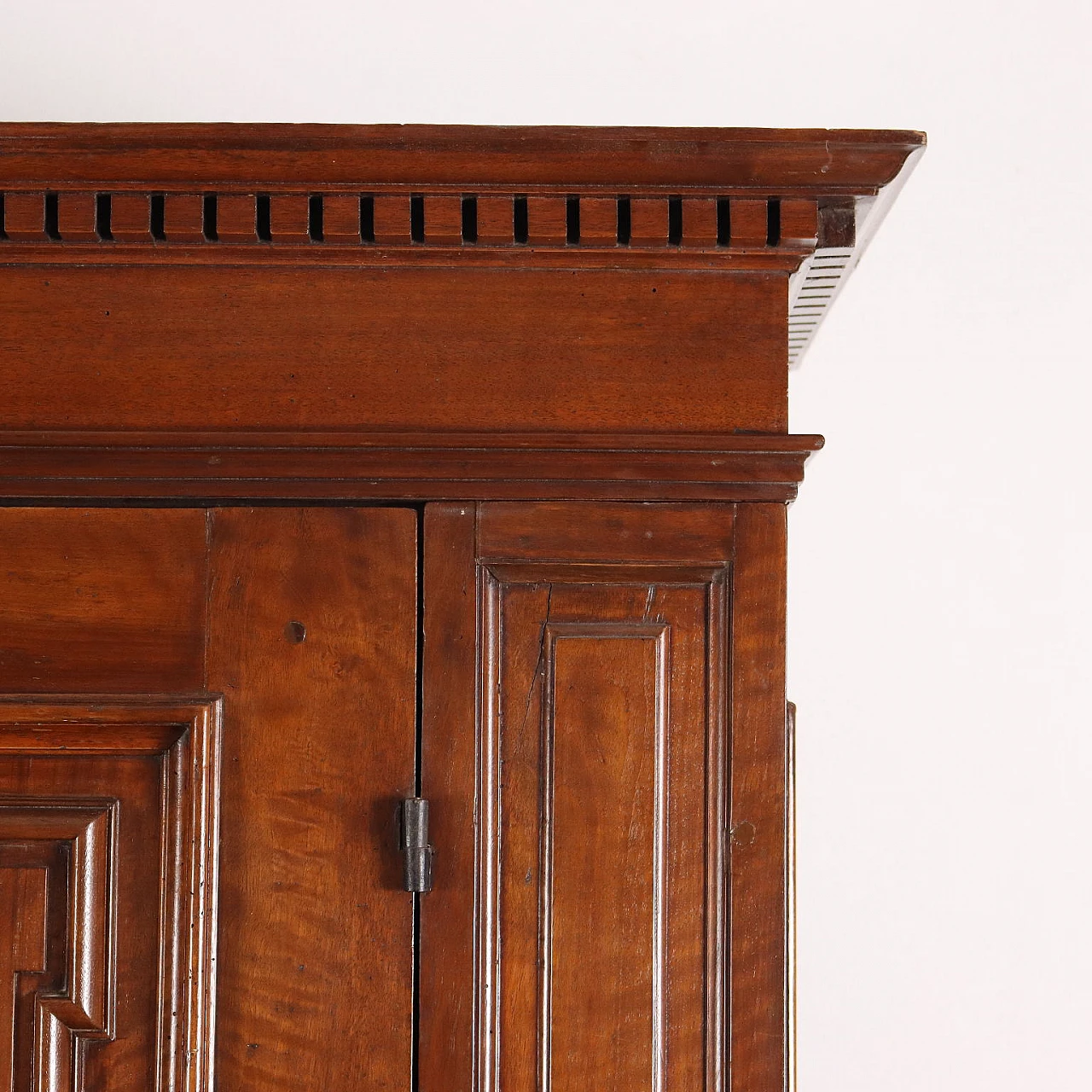 Lombard Baroque wardrobe in walnut, early 18th century 5