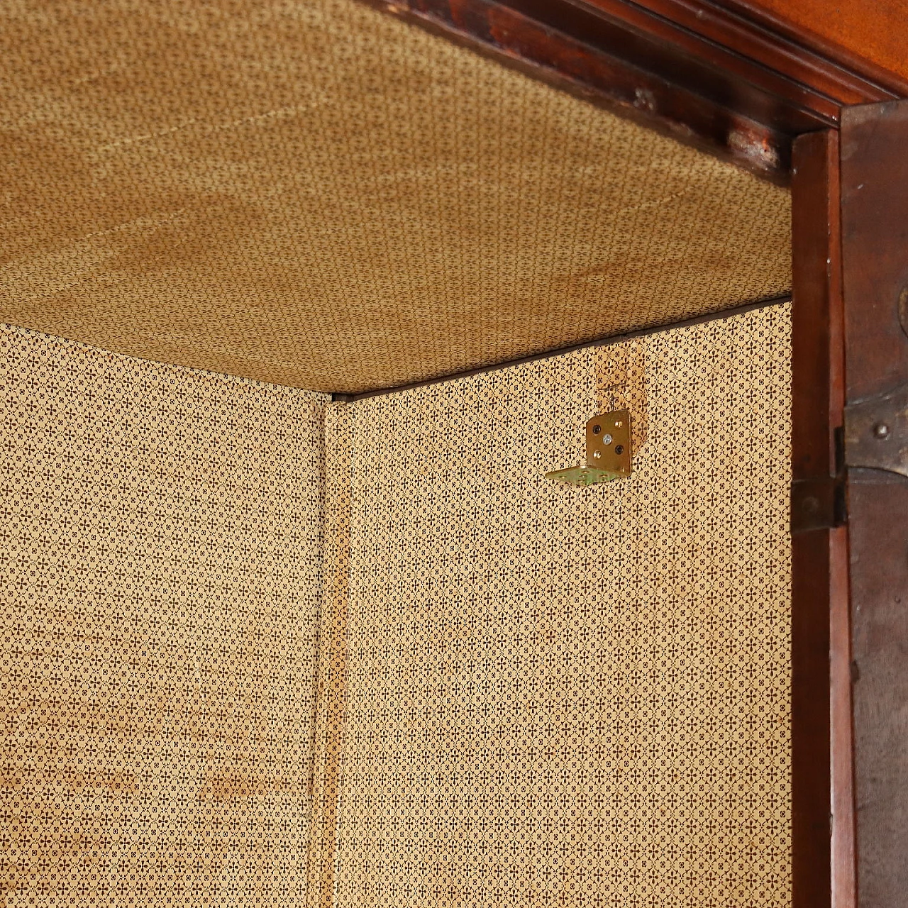 Lombard Baroque wardrobe in walnut, early 18th century 7