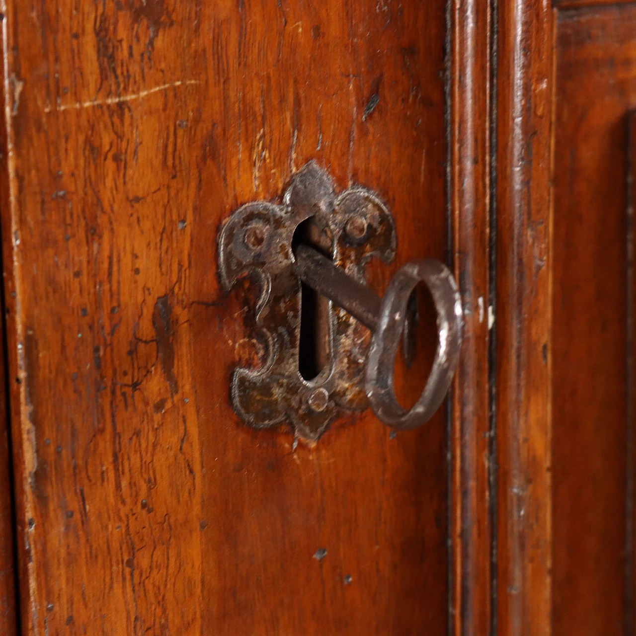 Lombard Baroque wardrobe in walnut, early 18th century 9