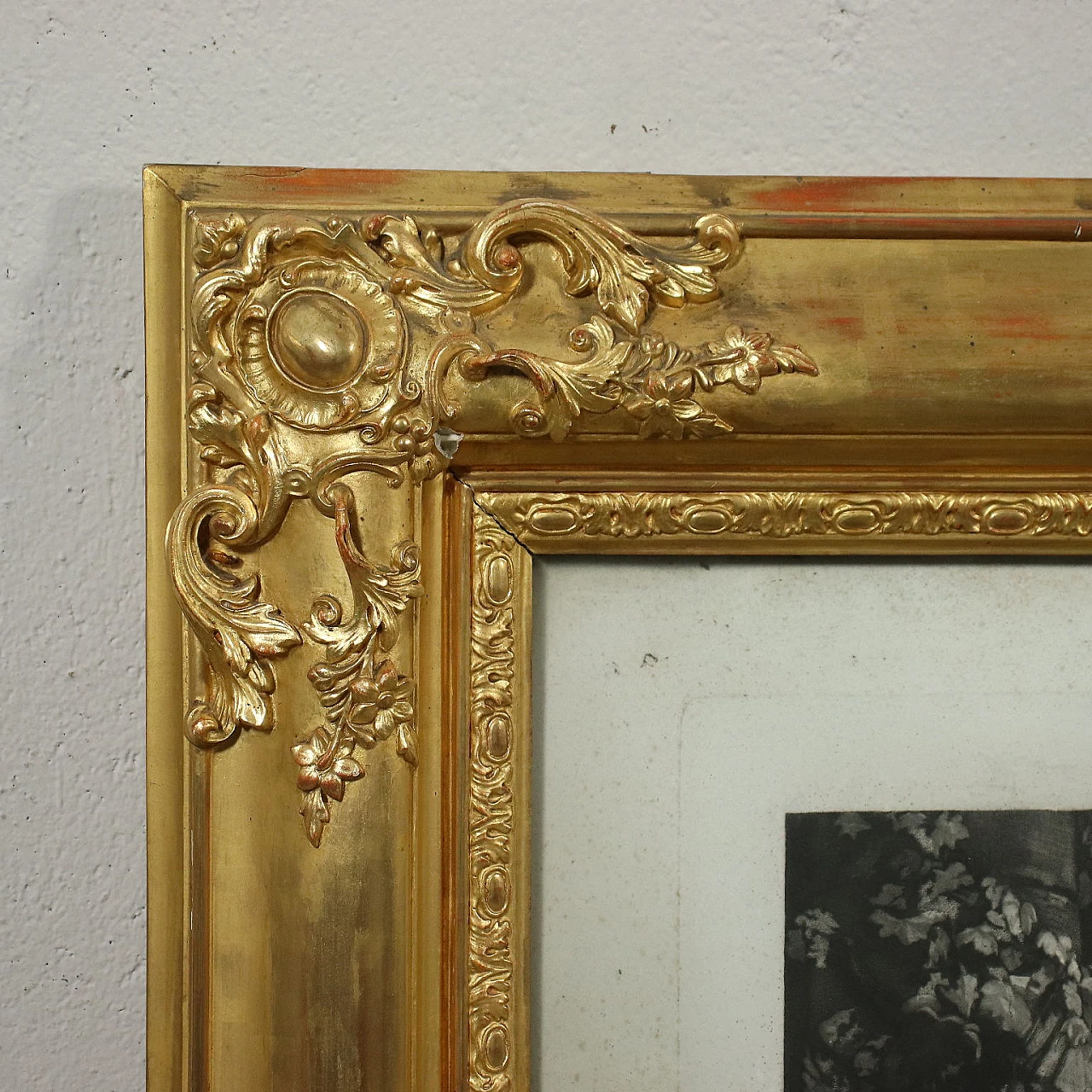 Pair of carved and gilded wooden frames with engravings, 19th century 6