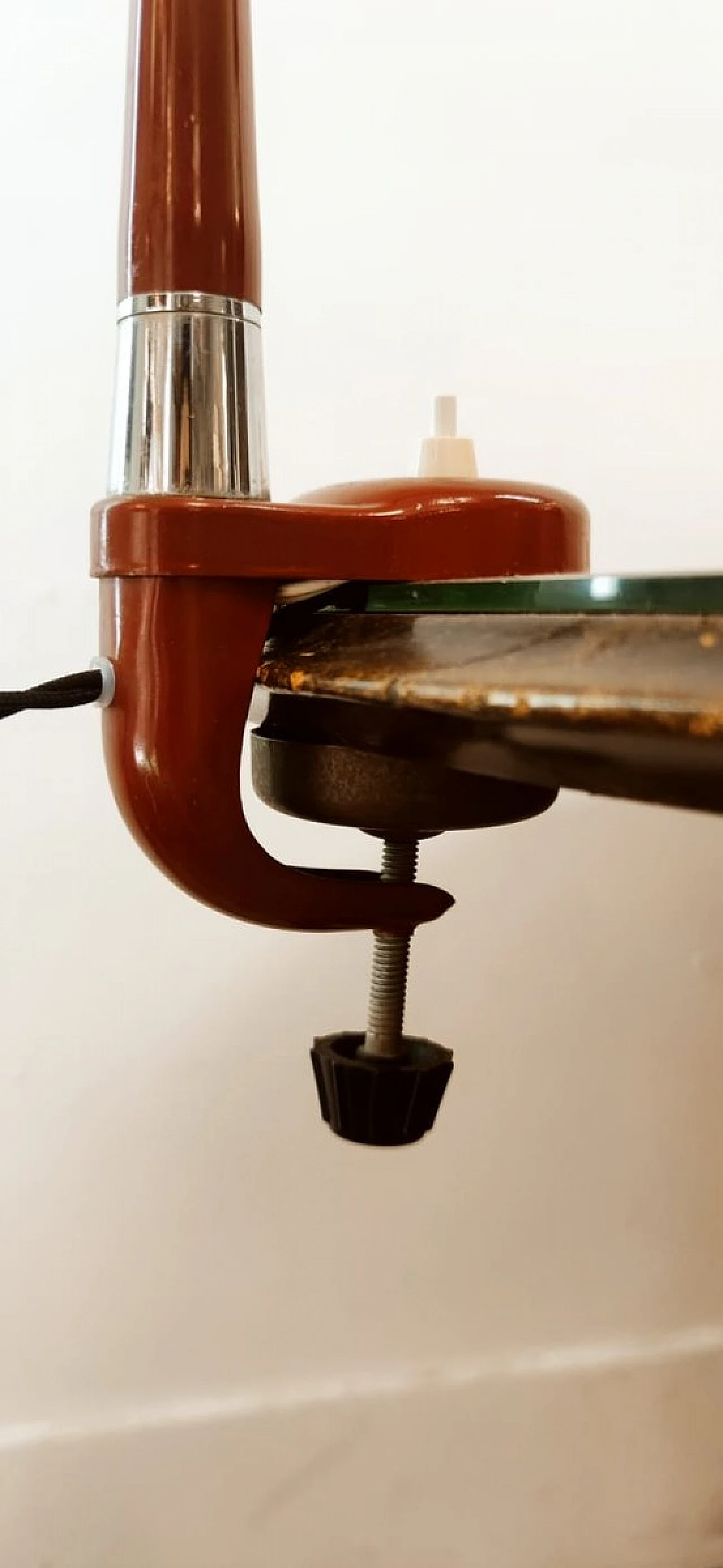 Lampada da tavolo con morsetto e accensione alla base, anni '50 9
