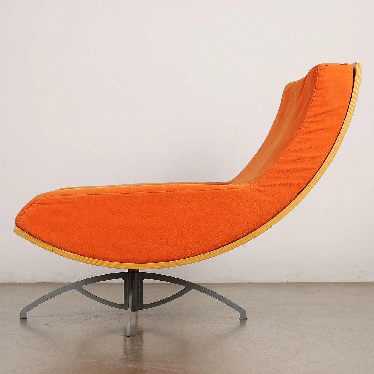 Poltrona arancione con base in compensato curvato e metallo, anni '90 3