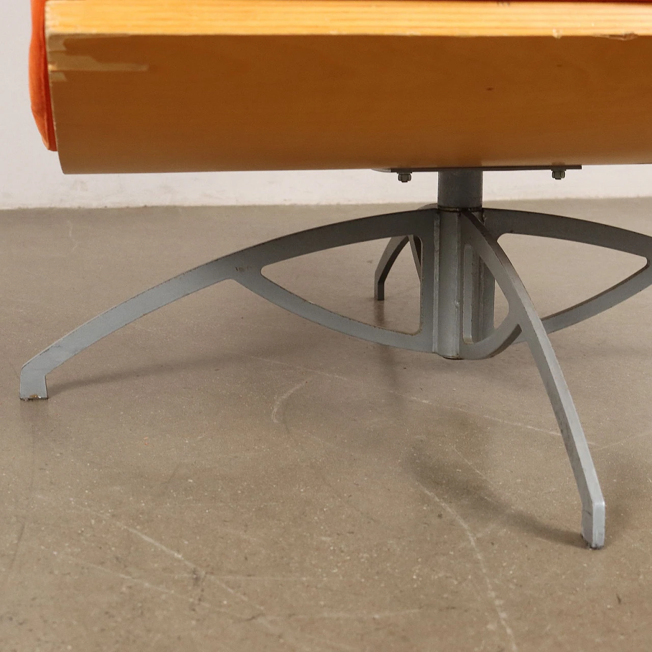 Poltrona arancione con base in compensato curvato e metallo, anni '90 5