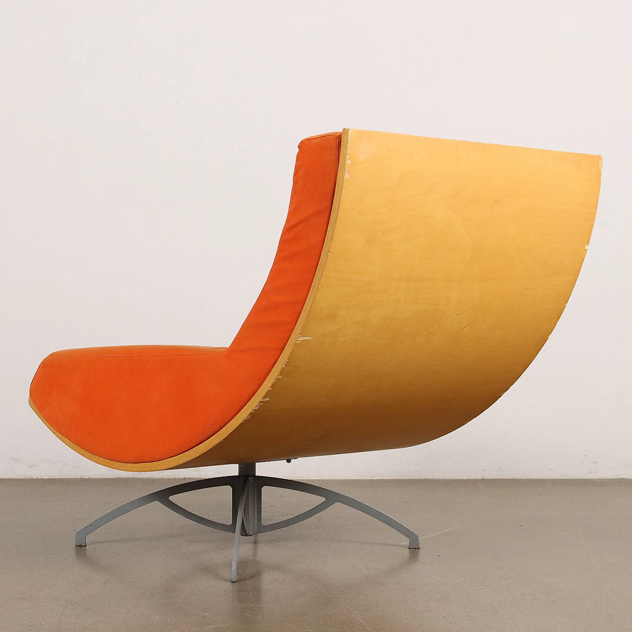 Poltrona arancione con base in compensato curvato e metallo, anni '90 8