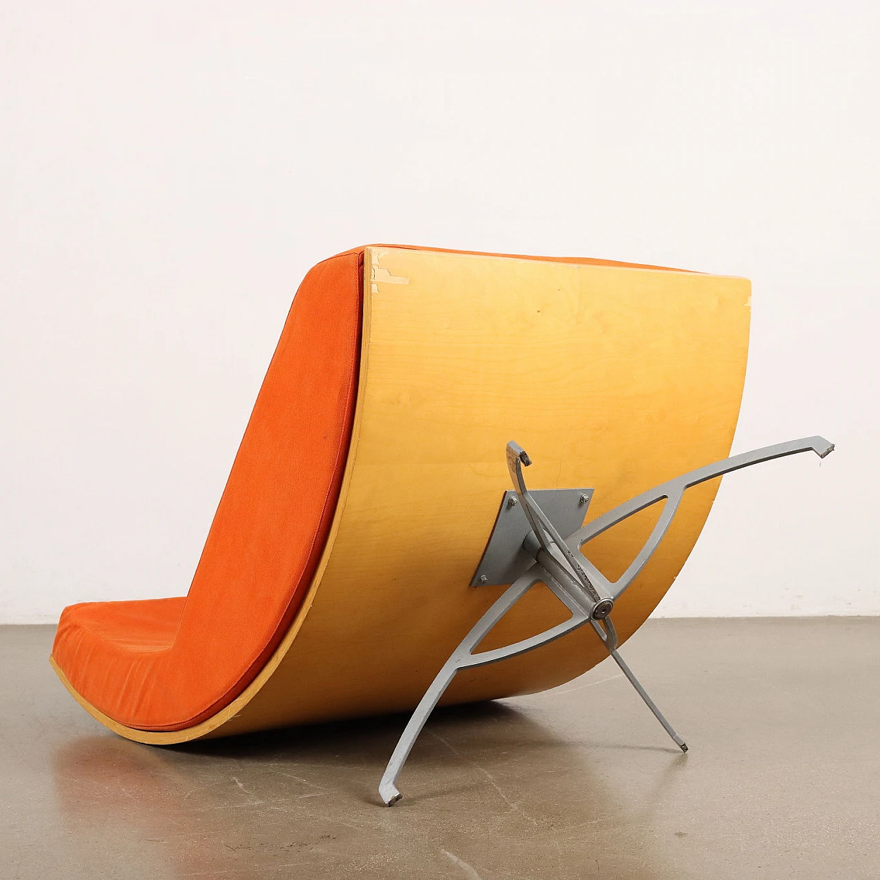 Poltrona arancione con base in compensato curvato e metallo, anni '90 10