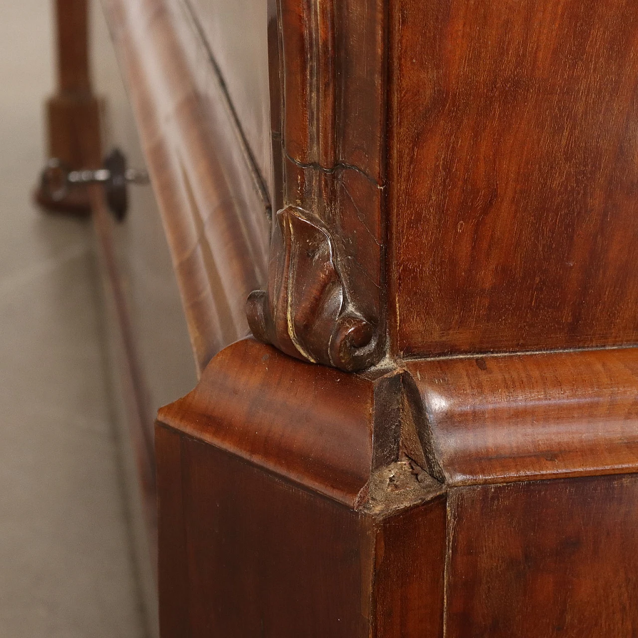 Mahogany veneered chest of drawers with marble top, 19th century 7
