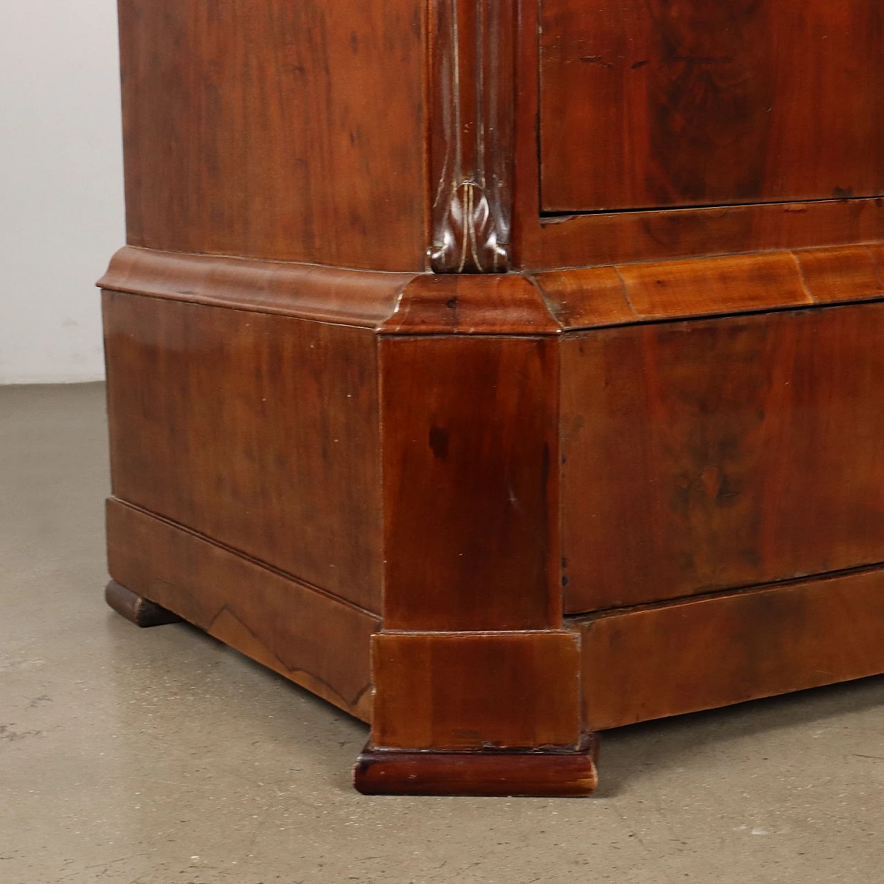 Mahogany veneered chest of drawers with marble top, 19th century 9