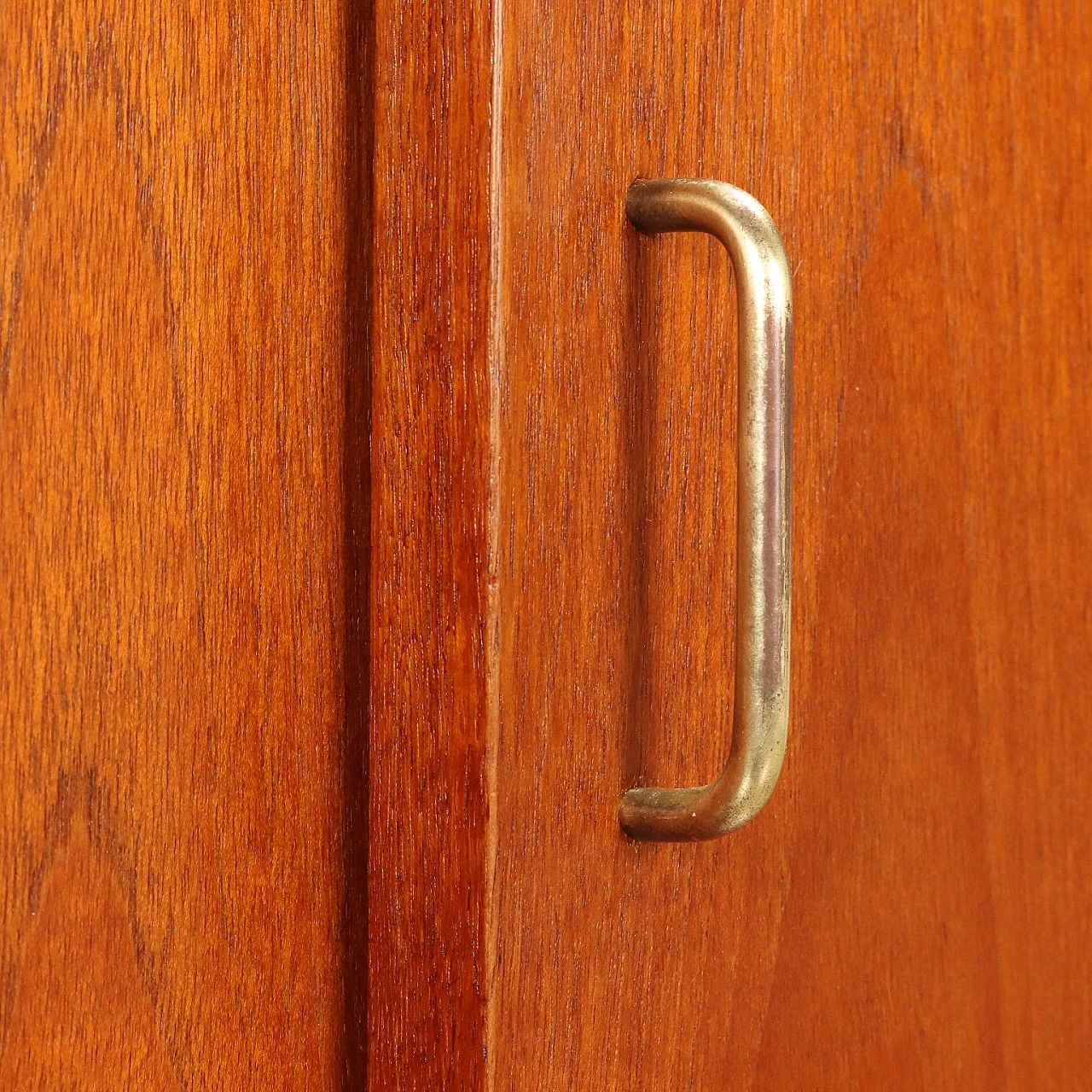 Credenza in legno impiallacciato teak con maniglie in ottone, anni '60 5