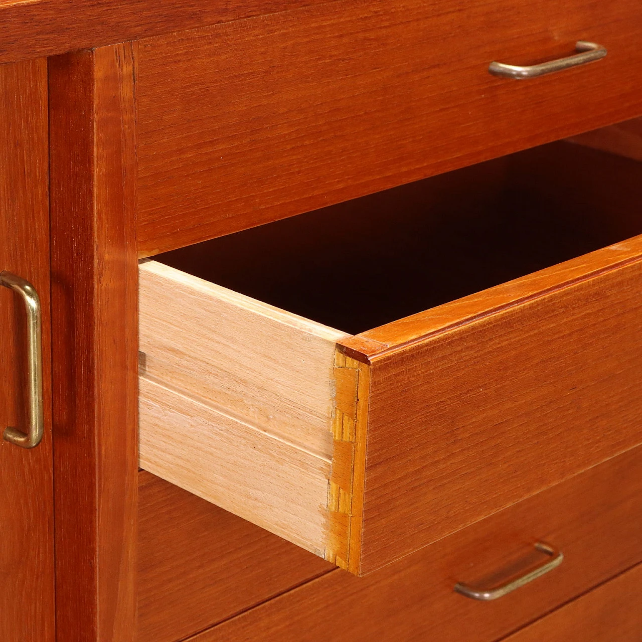 Credenza in legno impiallacciato teak con maniglie in ottone, anni '60 6