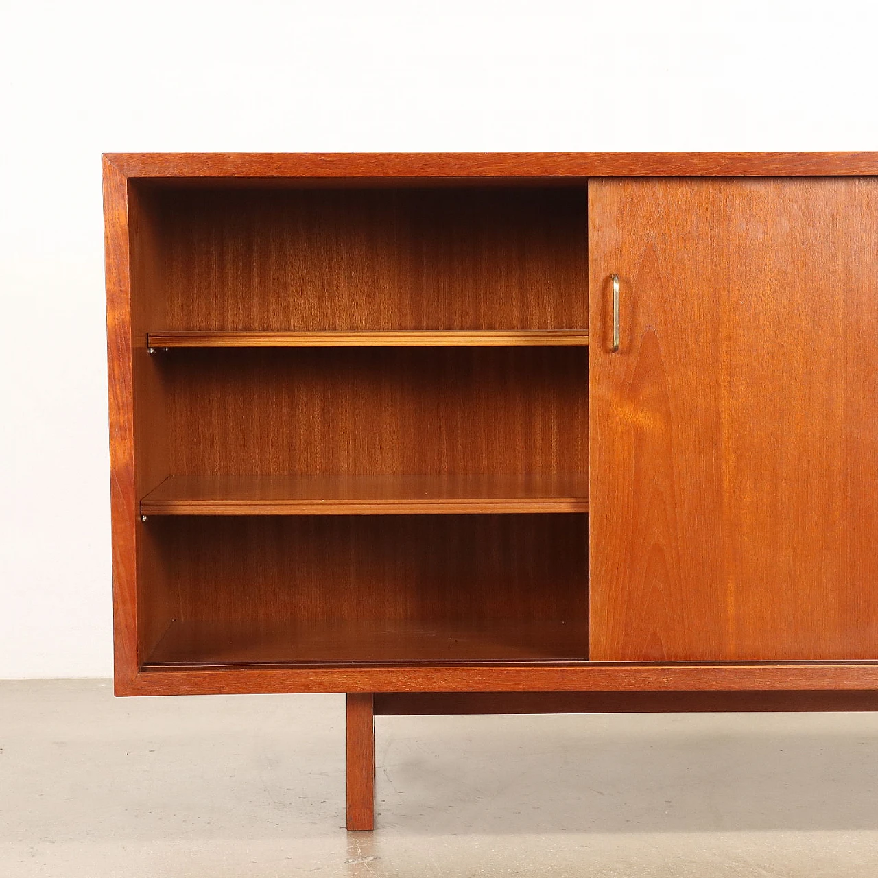 Credenza in legno impiallacciato teak con maniglie in ottone, anni '60 7
