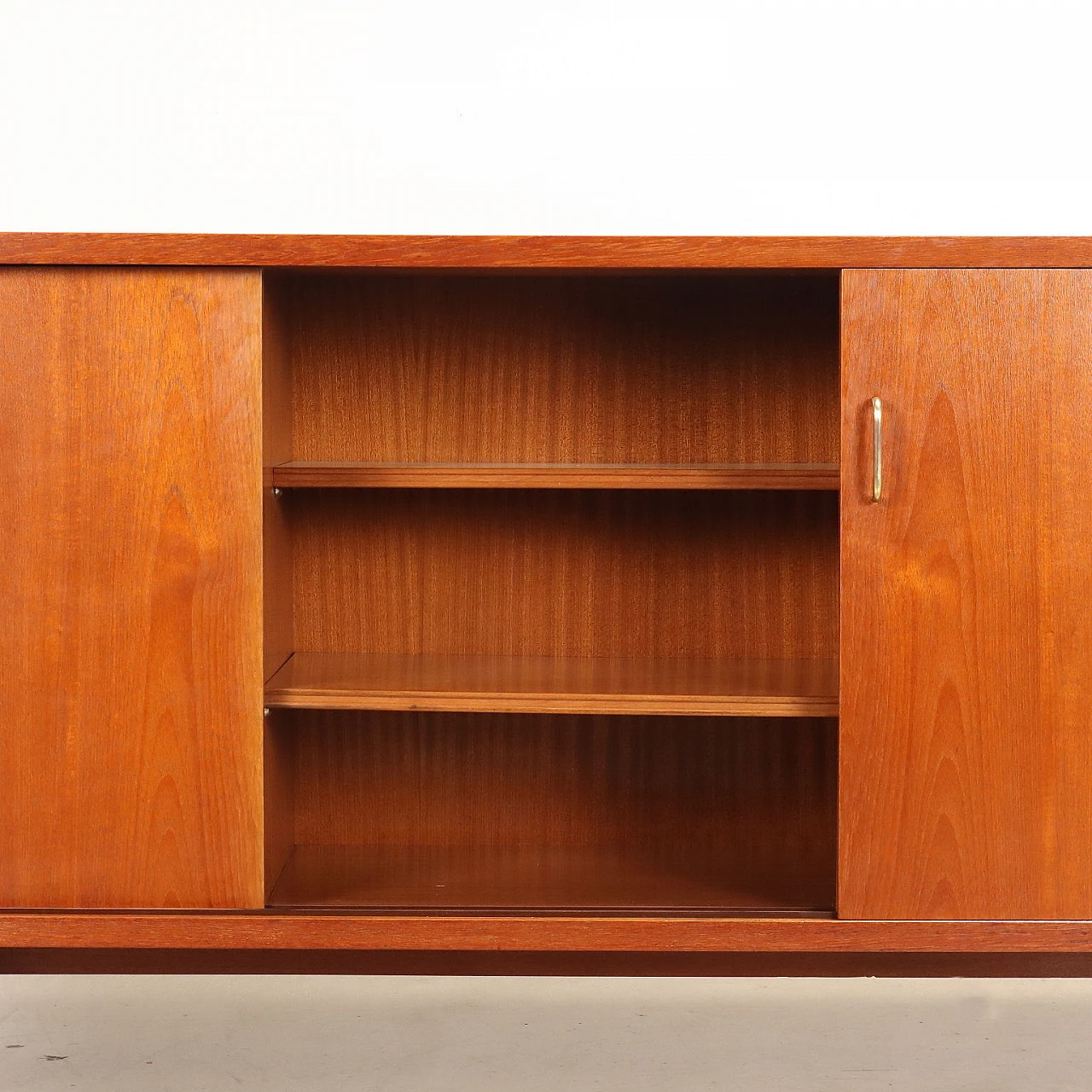 Credenza in legno impiallacciato teak con maniglie in ottone, anni '60 8