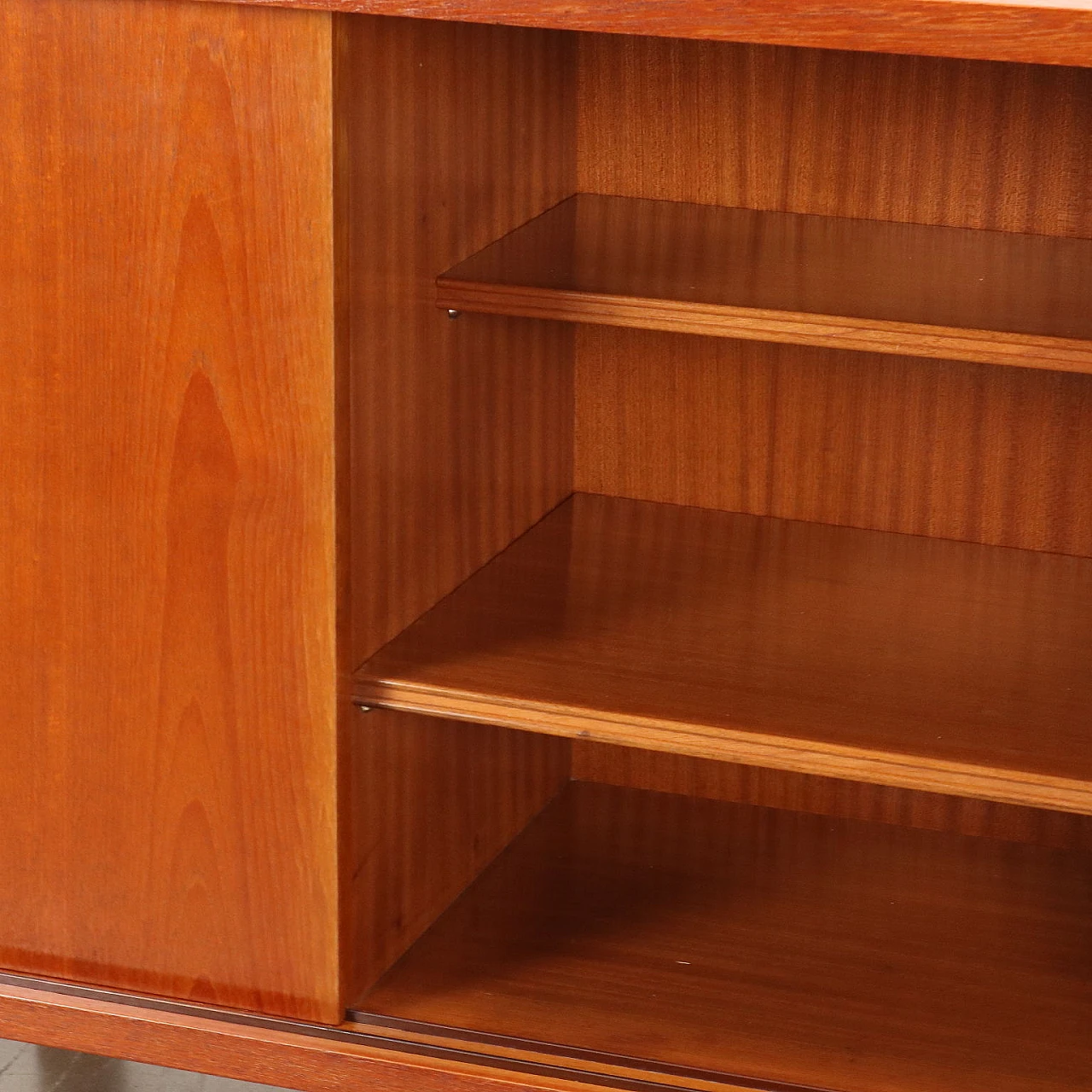 Credenza in legno impiallacciato teak con maniglie in ottone, anni '60 9