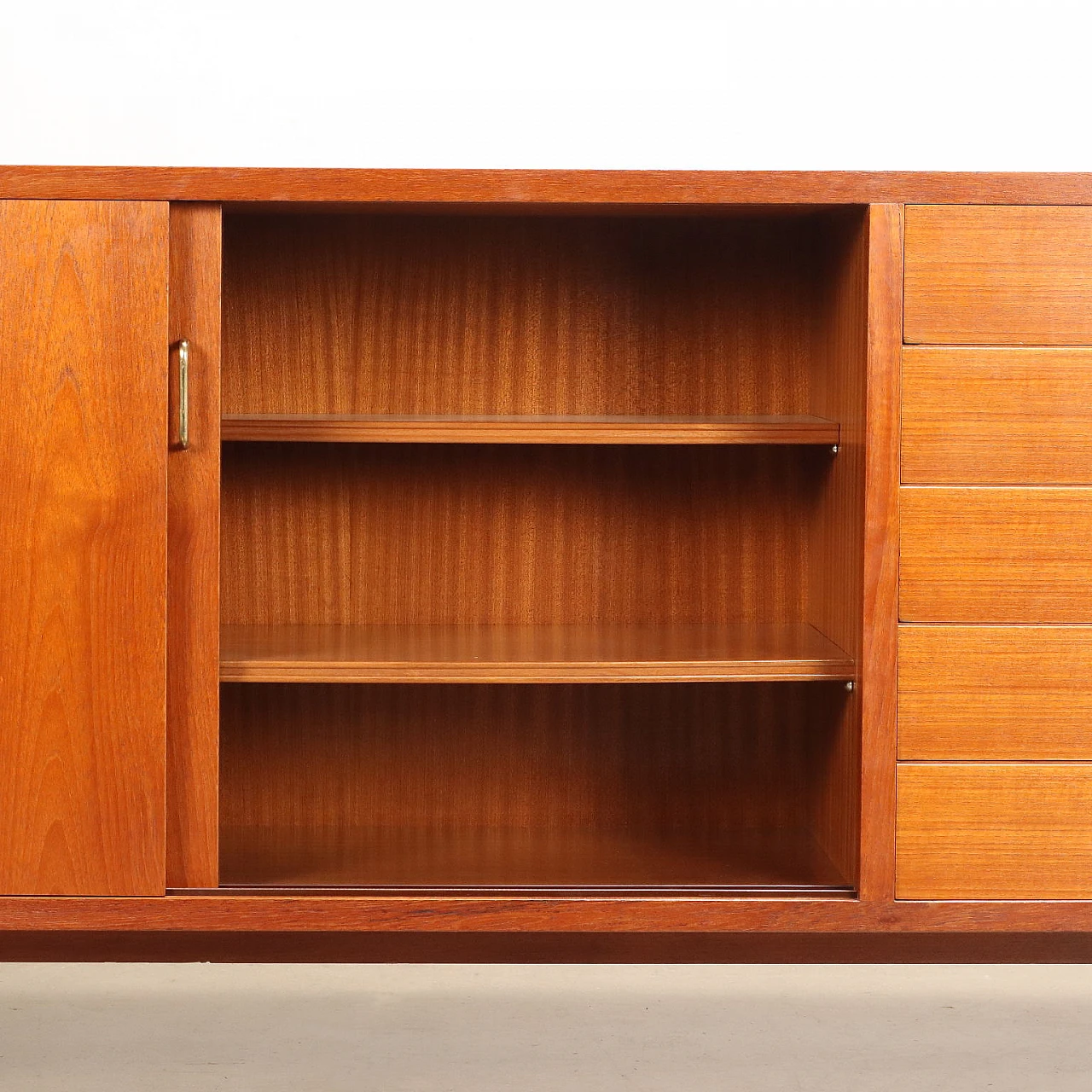 Credenza in legno impiallacciato teak con maniglie in ottone, anni '60 10