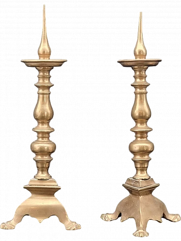 Coppia di Candelieri d'altare in bronzo con tre piedi sagomati, '700