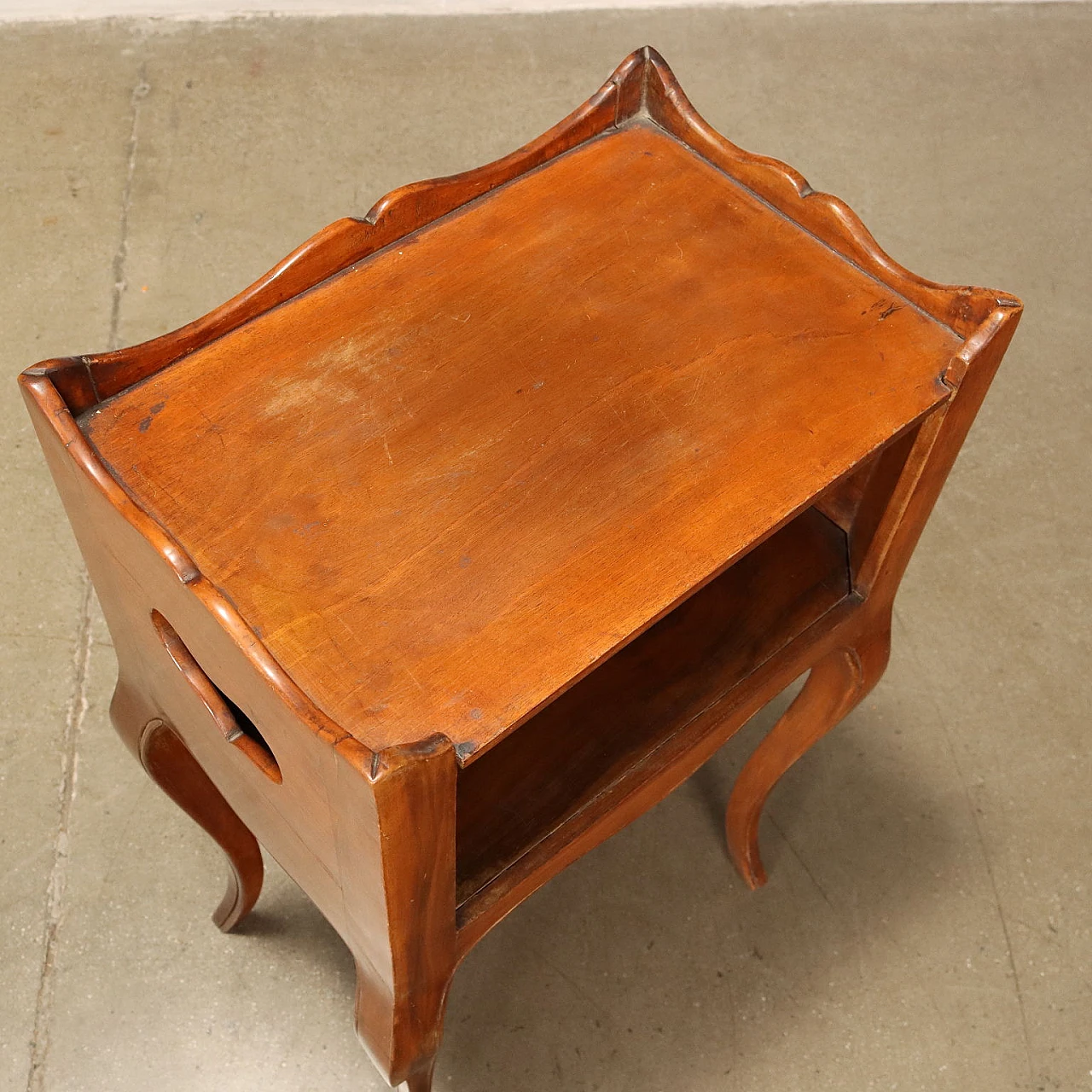 Pair of mahogany bedside tables with open compartment and carvings 5