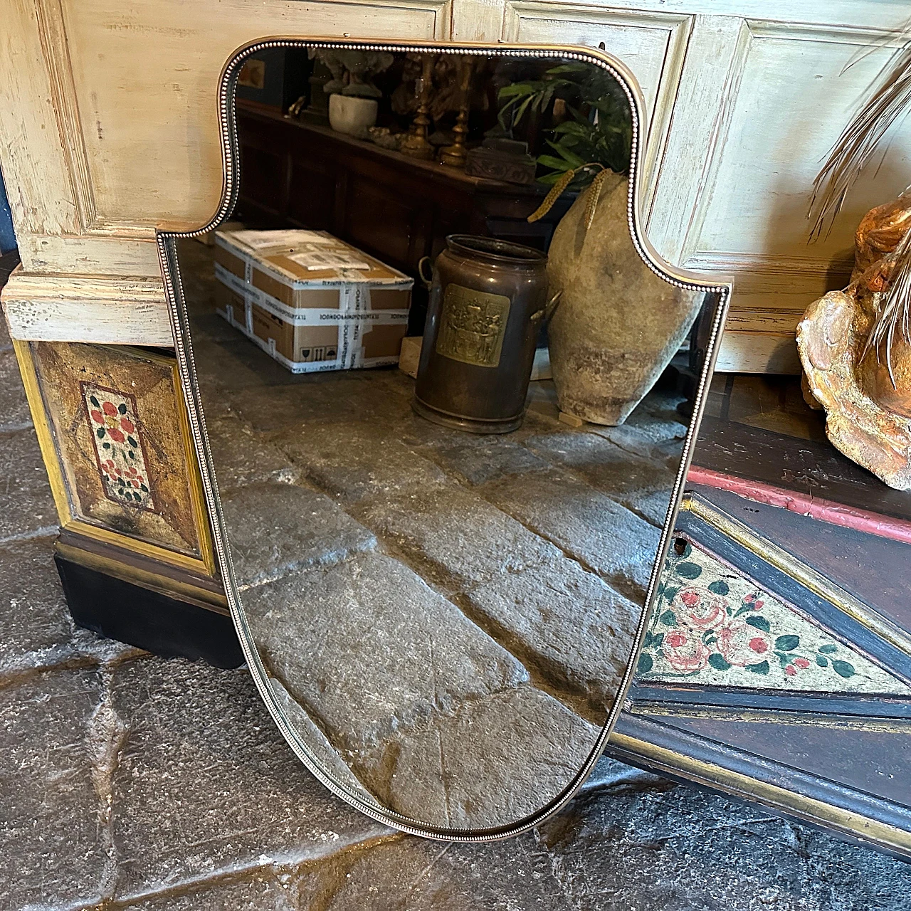 Specchio da parete a forma di scudo in ottone, anni '60 2