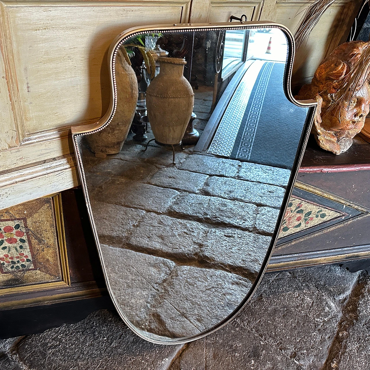 Specchio da parete a forma di scudo in ottone, anni '60 3