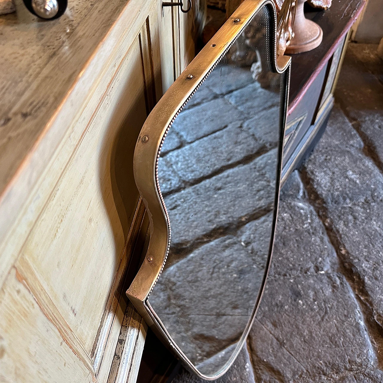 Specchio da parete a forma di scudo in ottone, anni '60 6