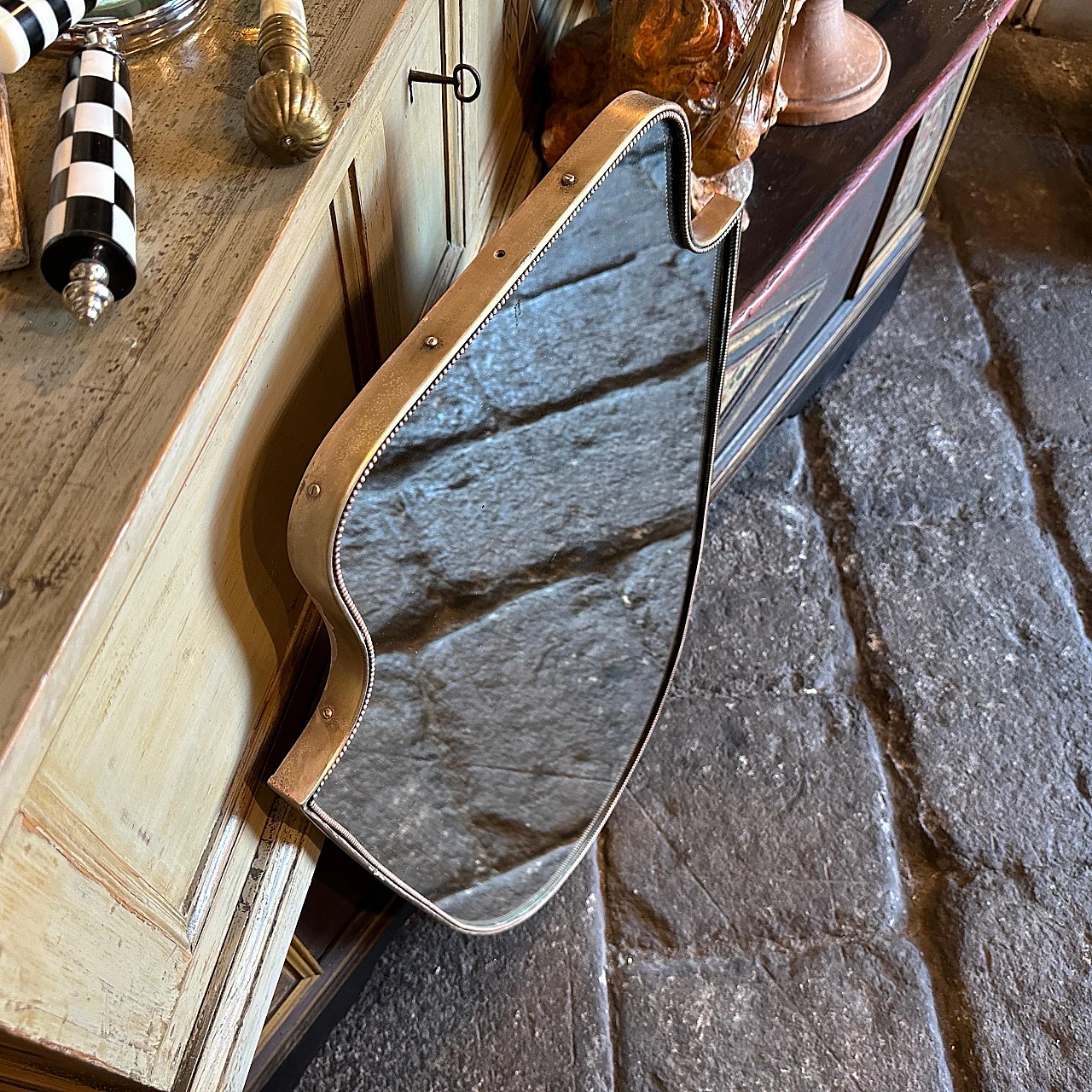 Specchio da parete a forma di scudo in ottone, anni '60 7