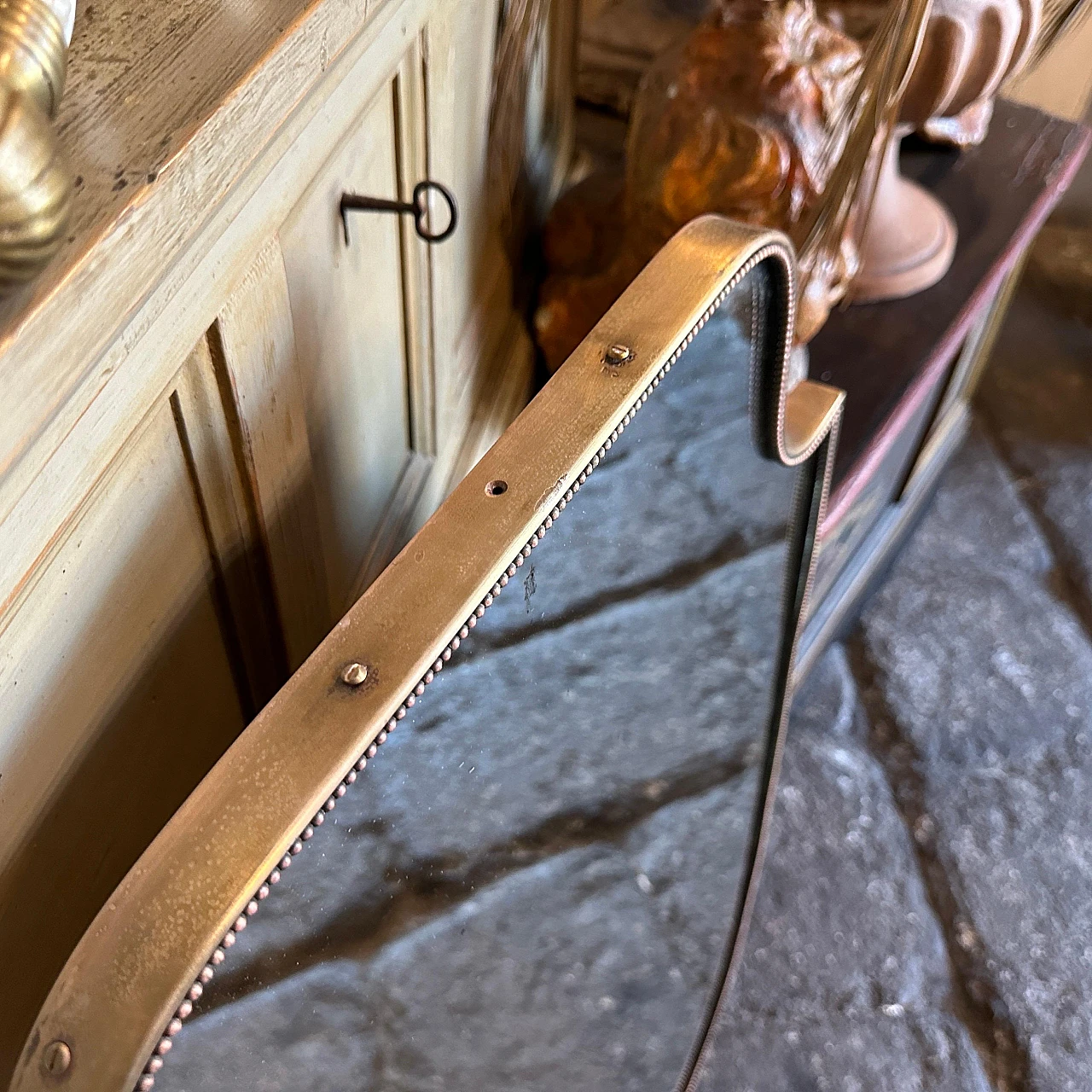 Specchio da parete a forma di scudo in ottone, anni '60 8