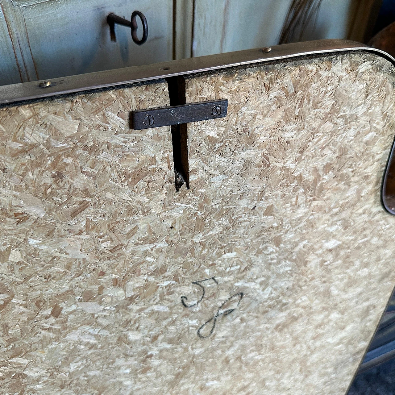 Specchio da parete a forma di scudo in ottone, anni '60 9