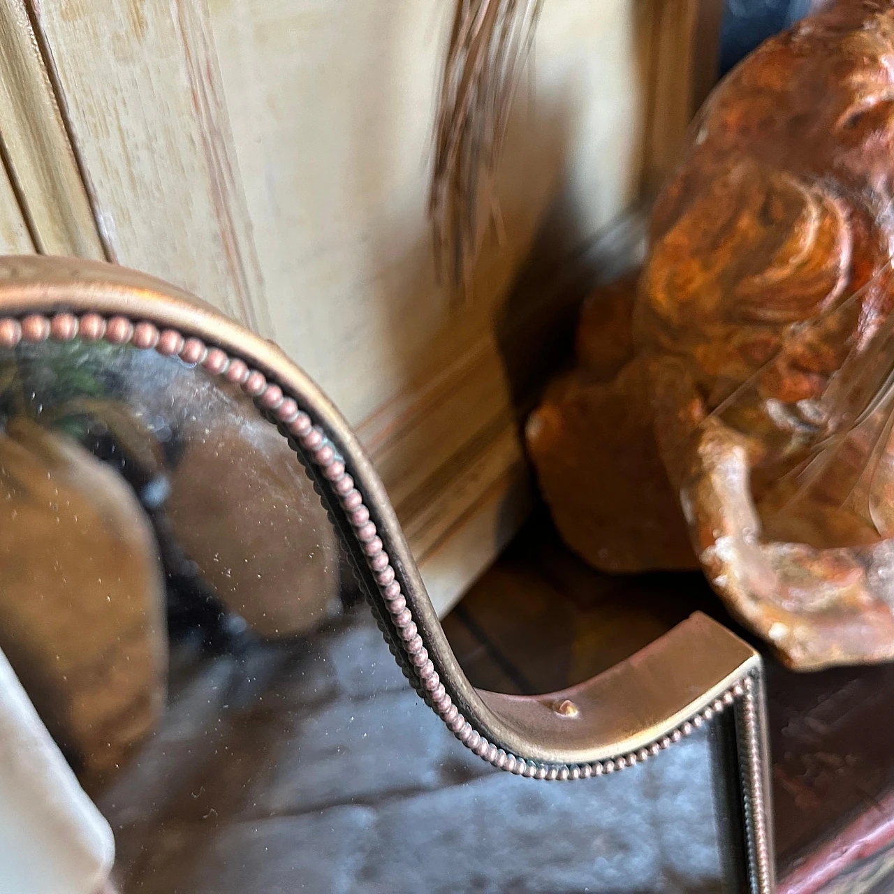 Specchio da parete a forma di scudo in ottone, anni '60 10