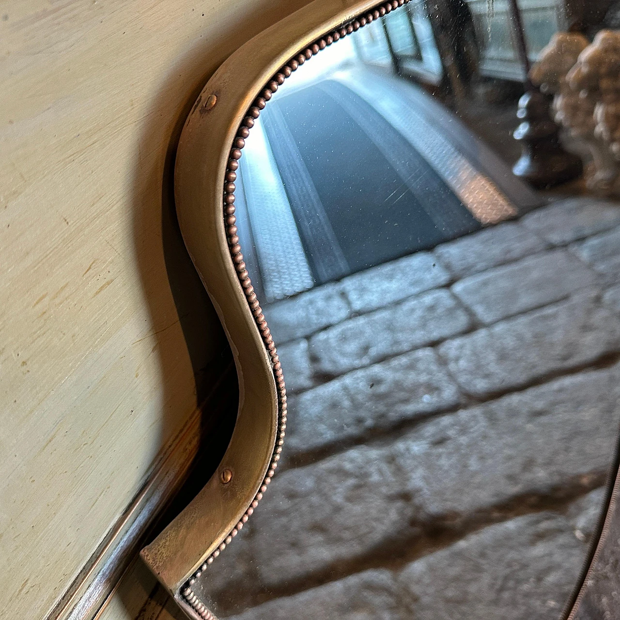 Specchio da parete a forma di scudo in ottone, anni '60 13