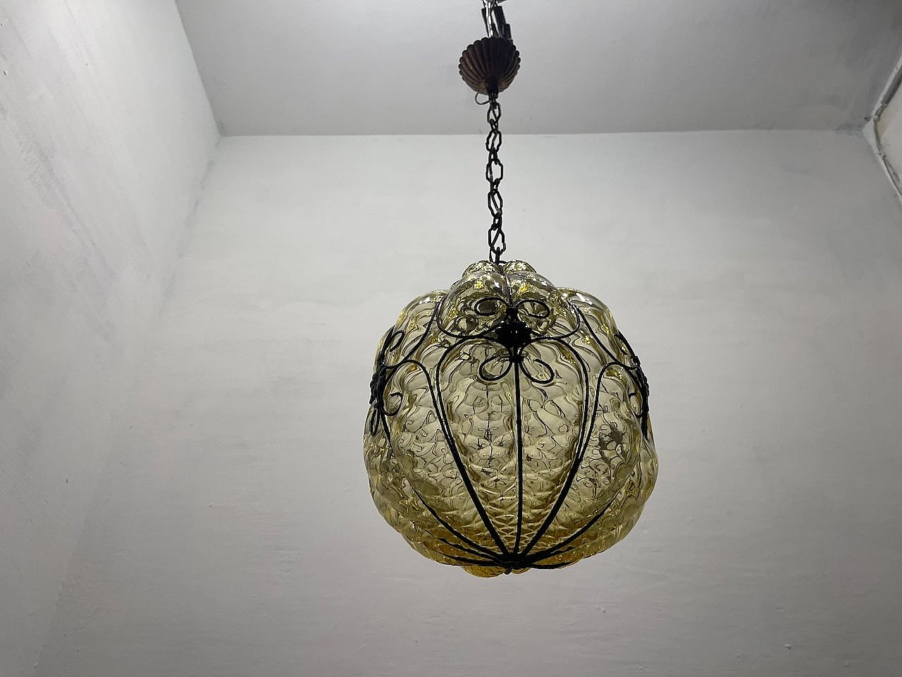 Lampada a sospensione in vetro di Murano e ferro battuto, anni '50 4