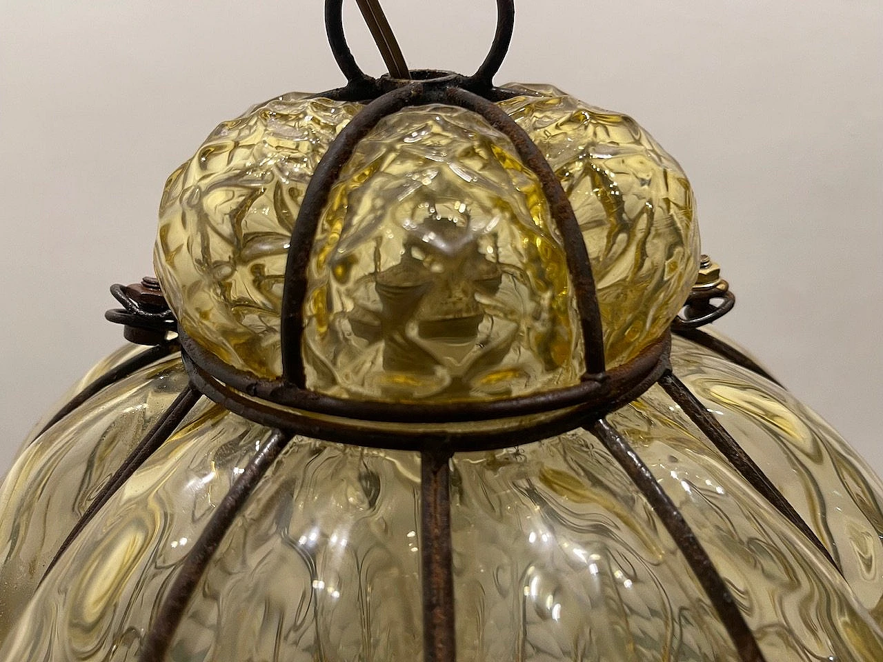 Lampada a sospensione in vetro di Murano e ferro battuto, anni '50 5