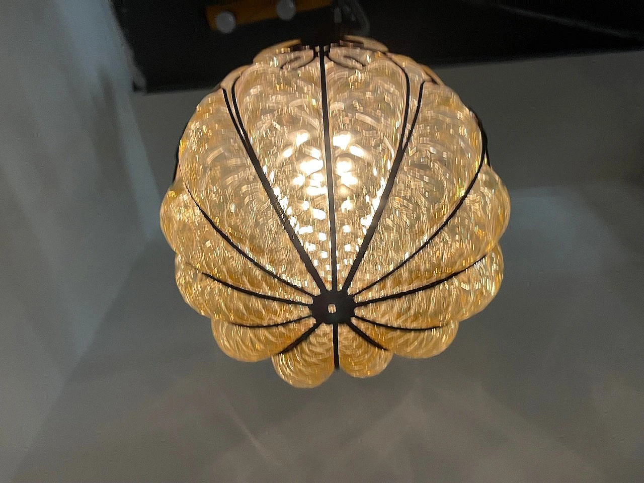 Lampada a sospensione in vetro di Murano e ferro battuto, anni '50 7