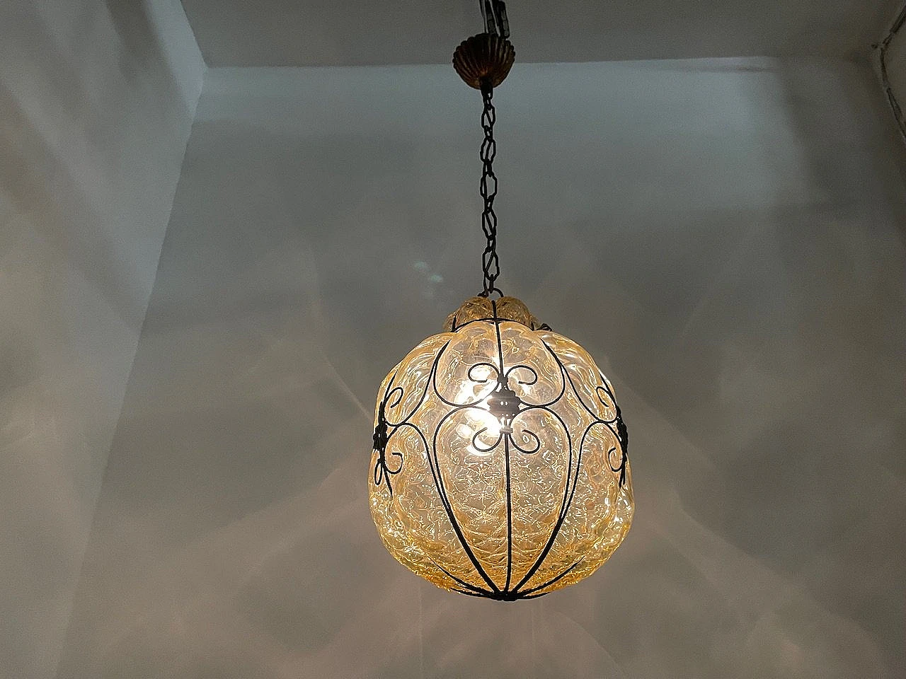 Lampada a sospensione in vetro di Murano e ferro battuto, anni '50 8