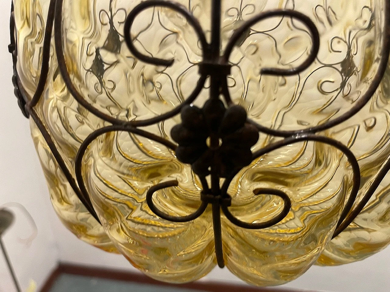 Lampada a sospensione in vetro di Murano e ferro battuto, anni '50 9