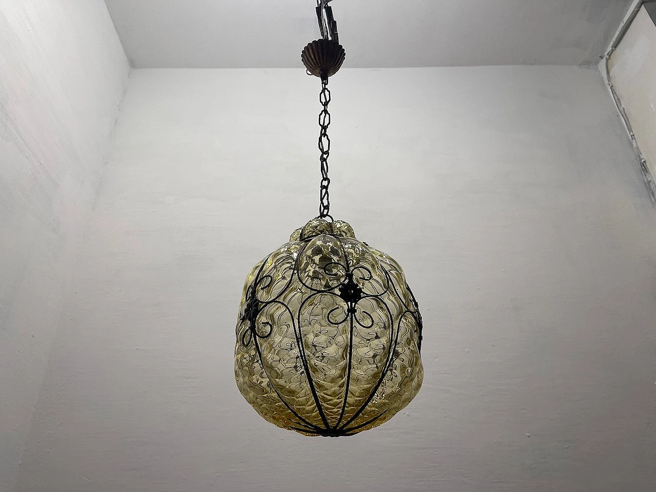 Lampada a sospensione in vetro di Murano e ferro battuto, anni '50 10