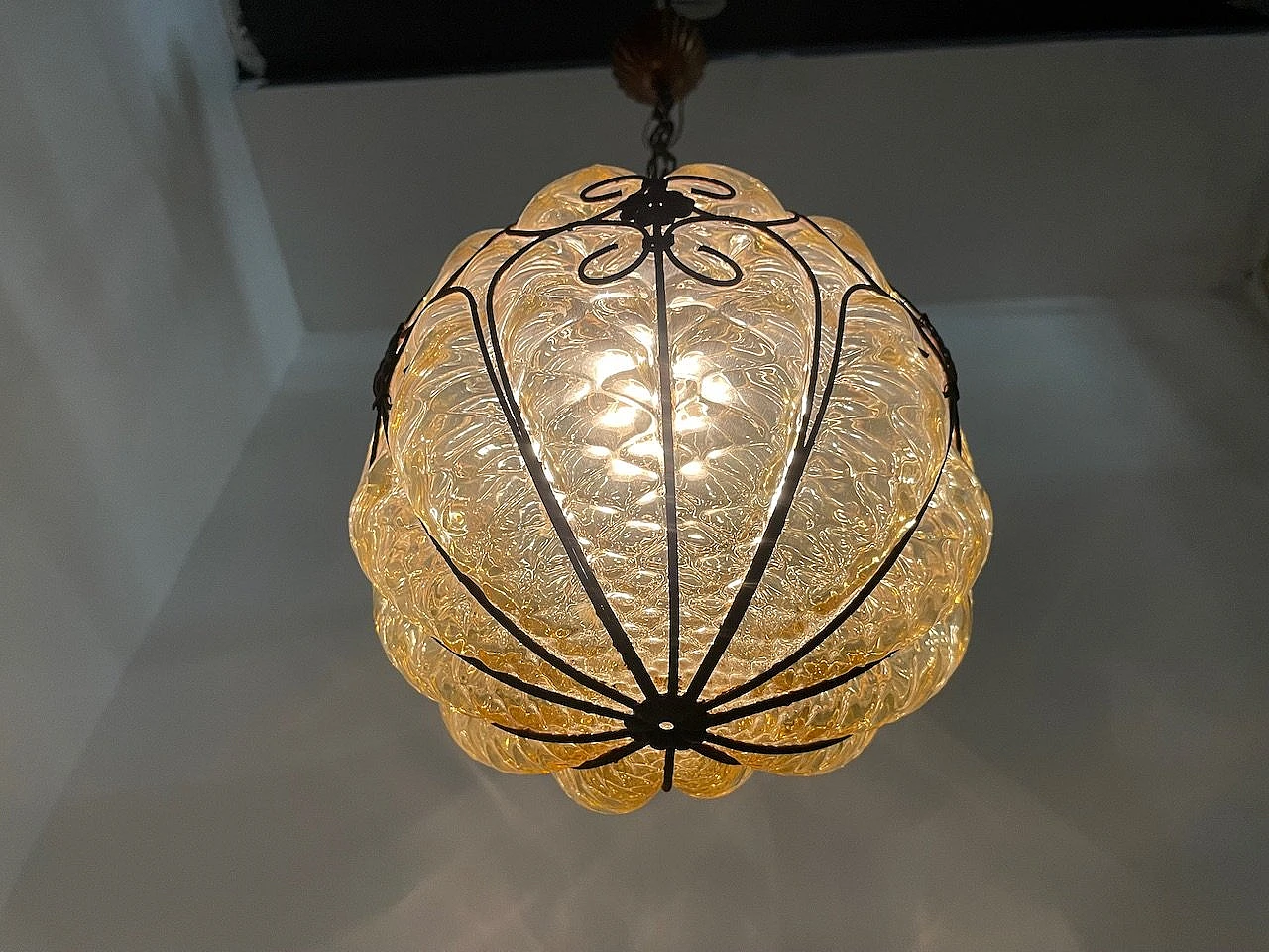 Lampada a sospensione in vetro di Murano e ferro battuto, anni '50 11