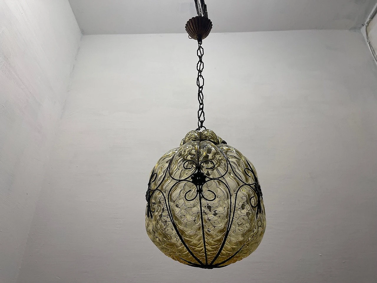 Lampada a sospensione in vetro di Murano e ferro battuto, anni '50 12