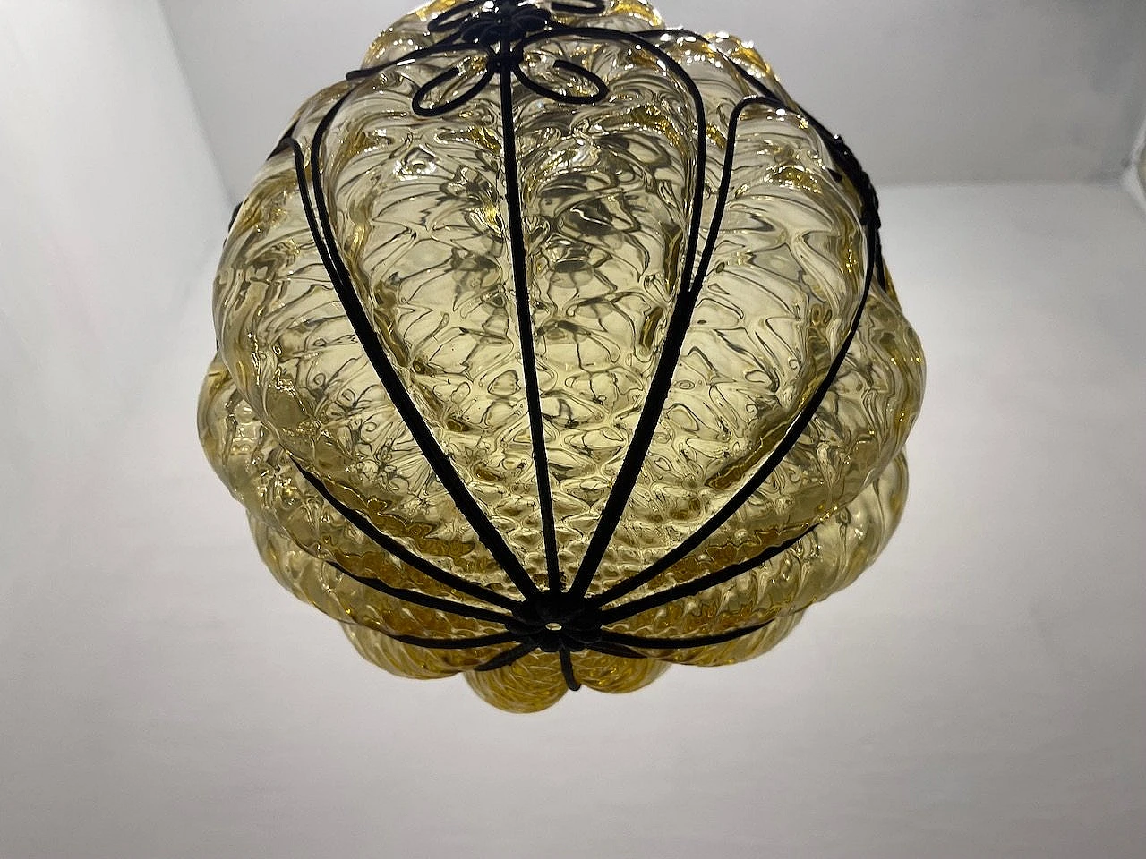 Lampada a sospensione in vetro di Murano e ferro battuto, anni '50 13