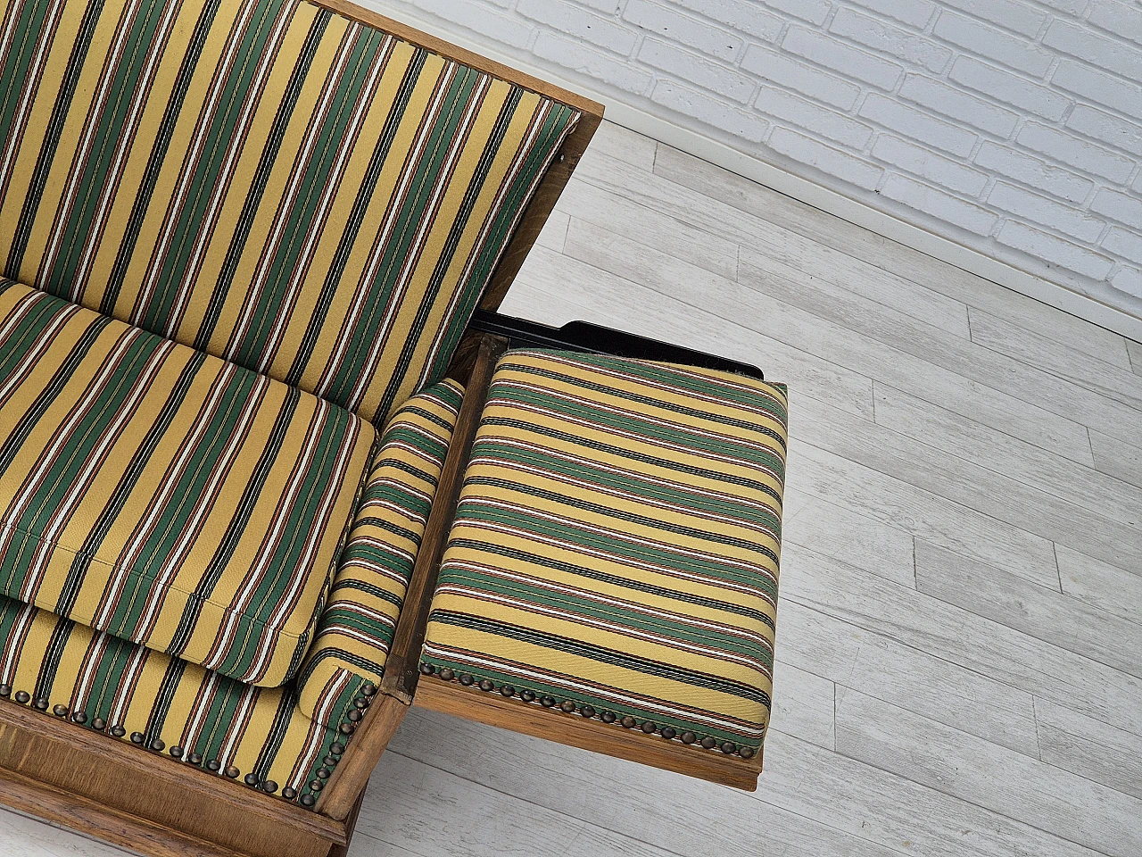 Divano danese in lana e rovere con braccioli reclinabili, anni '60 4