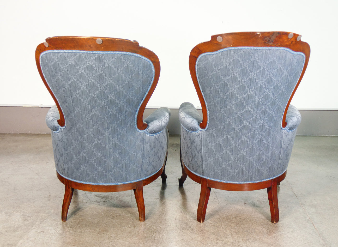 Coppia di poltrone Luigi Filippo in noce e tessuto, '800 intOndo