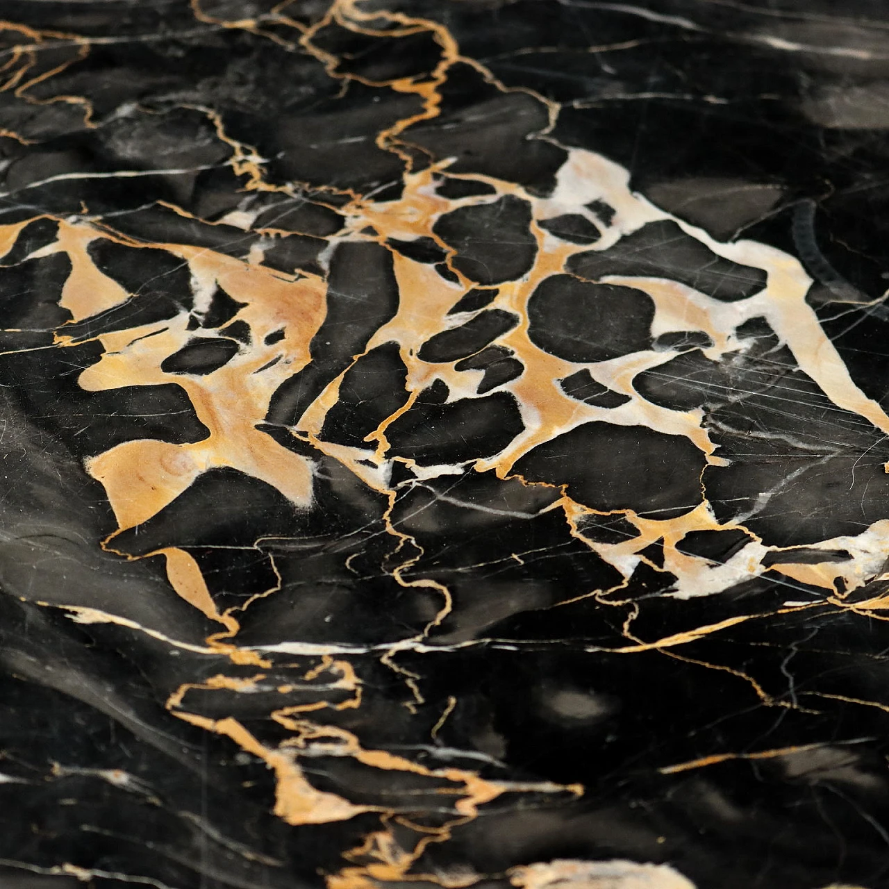 Tavolo rotondo in mogano con piano in marmo Portoro 5